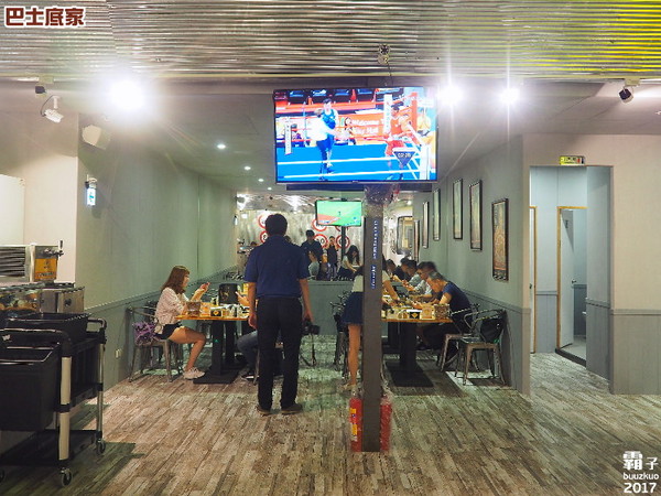 巴士底家:巴士底家,逢甲新開主題酒場,整台巴士氣派登場~ 巴士底家:巴士底家,逢甲新開主題酒場,整台巴士氣派登場~