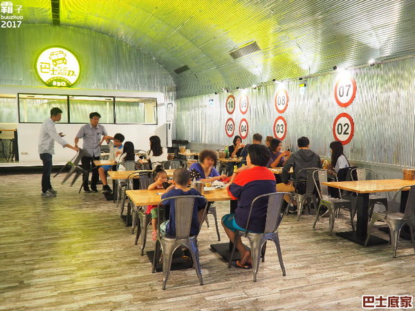 巴士底家:巴士底家,逢甲新開主題酒場,整台巴士氣派登場~ 巴士底家:巴士底家,逢甲新開主題酒場,整台巴士氣派登場~