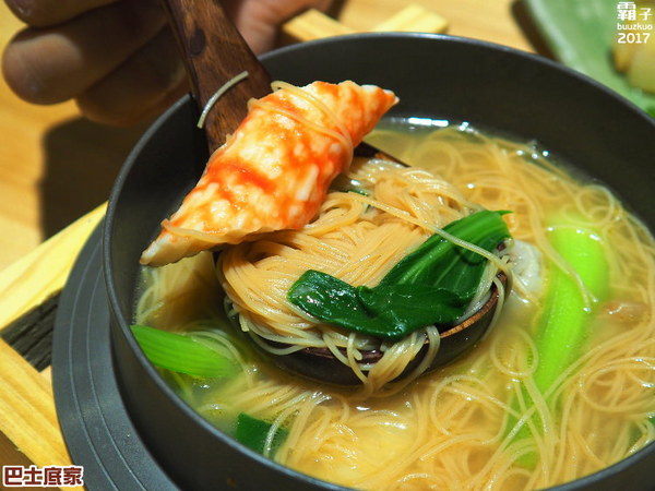 巴士底家:巴士底家,逢甲新開主題酒場,整台巴士氣派登場~ 巴士底家:巴士底家,逢甲新開主題酒場,整台巴士氣派登場~