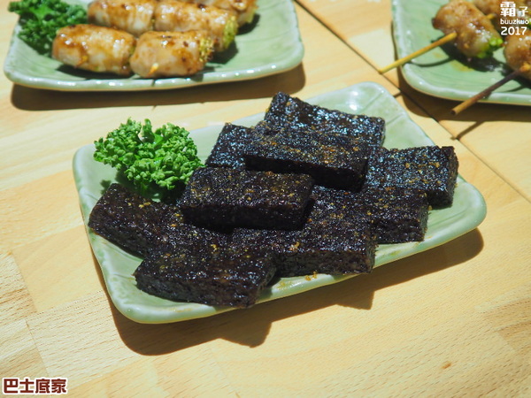 巴士底家:巴士底家,逢甲新開主題酒場,整台巴士氣派登場~ 巴士底家:巴士底家,逢甲新開主題酒場,整台巴士氣派登場~