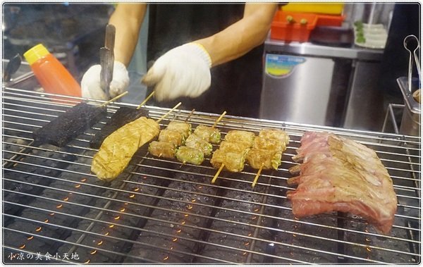 巴士底家:台中西屯』巴士底家║在巴士裡吃宵夜?!逢甲巴士主題餐廳,特色串燒、炸物、聚餐歡樂好所在