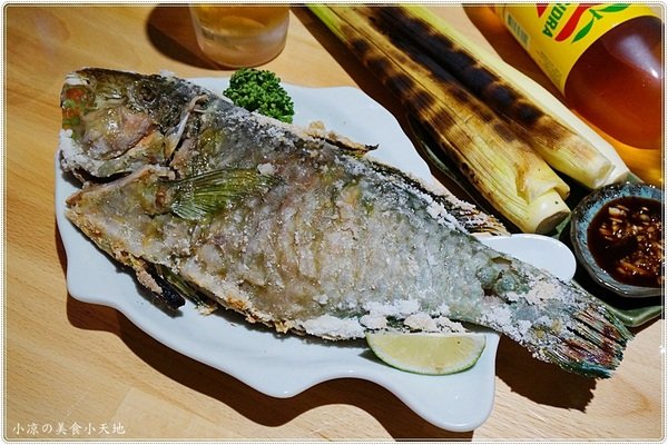 巴士底家:台中西屯』巴士底家║在巴士裡吃宵夜?!逢甲巴士主題餐廳,特色串燒、炸物、聚餐歡樂好所在