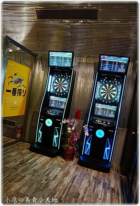 巴士底家:台中西屯』巴士底家║在巴士裡吃宵夜?!逢甲巴士主題餐廳,特色串燒、炸物、聚餐歡樂好所在