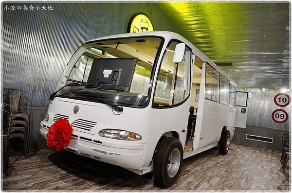 巴士底家:台中西屯』巴士底家║在巴士裡吃宵夜?!逢甲巴士主題餐廳,特色串燒、炸物、聚餐歡樂好所在