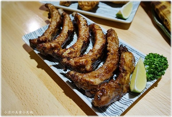 巴士底家:台中西屯』巴士底家║在巴士裡吃宵夜?!逢甲巴士主題餐廳,特色串燒、炸物、聚餐歡樂好所在