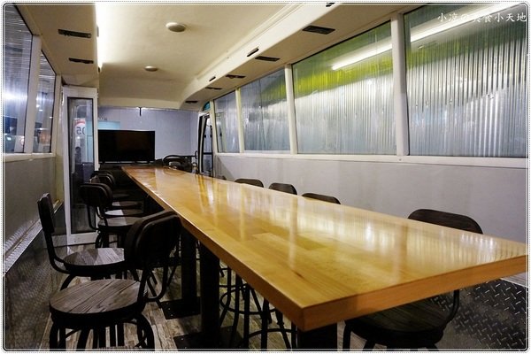 巴士底家:台中西屯』巴士底家║在巴士裡吃宵夜?!逢甲巴士主題餐廳,特色串燒、炸物、聚餐歡樂好所在