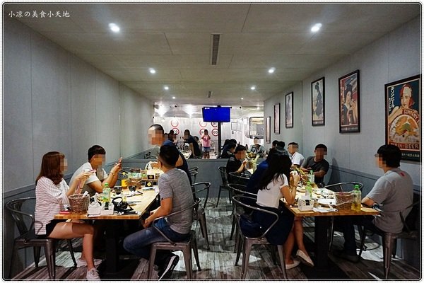 巴士底家:台中西屯』巴士底家║在巴士裡吃宵夜?!逢甲巴士主題餐廳,特色串燒、炸物、聚餐歡樂好所在