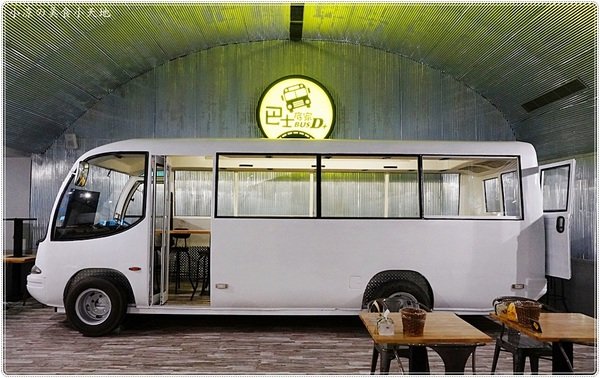 巴士底家:台中西屯』巴士底家║在巴士裡吃宵夜?!逢甲巴士主題餐廳,特色串燒、炸物、聚餐歡樂好所在
