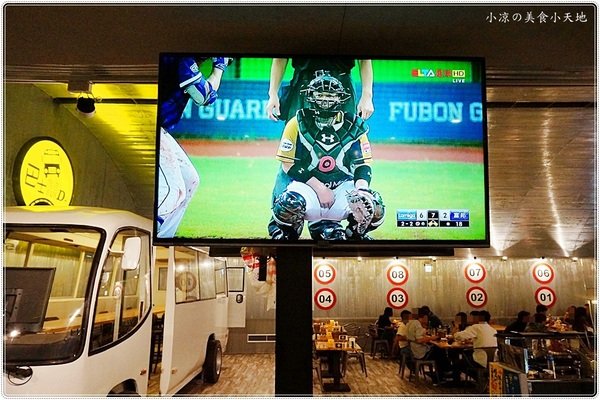 巴士底家:台中西屯』巴士底家║在巴士裡吃宵夜?!逢甲巴士主題餐廳,特色串燒、炸物、聚餐歡樂好所在