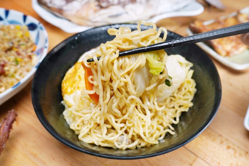 台中市西屯區在龍貓彩繪巴士裡也能大口吃串燒!營業至凌晨2點夜貓子最愛,還有各式炒食、炸物與鍋物