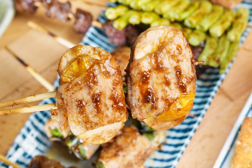 台中市西屯區在龍貓彩繪巴士裡也能大口吃串燒!營業至凌晨2點夜貓子最愛,還有各式炒食、炸物與鍋物