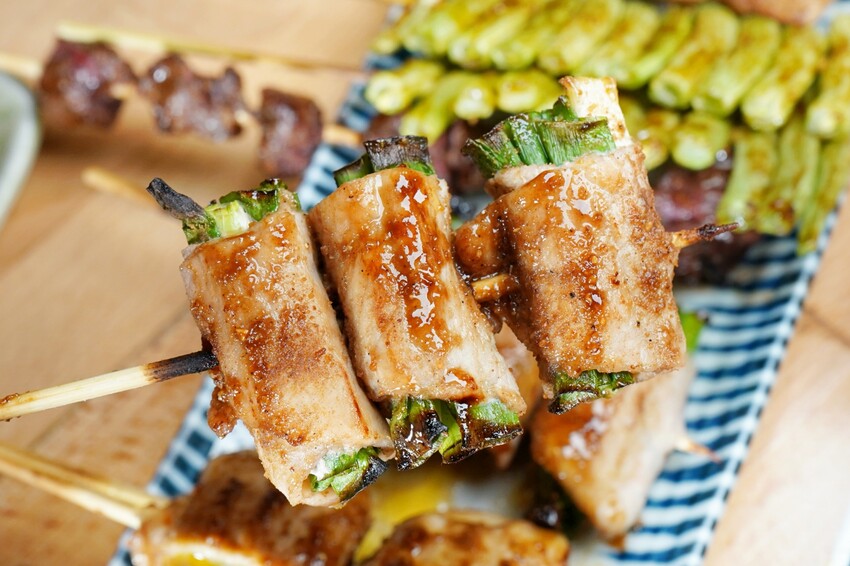 台中市西屯區在龍貓彩繪巴士裡也能大口吃串燒!營業至凌晨2點夜貓子最愛,還有各式炒食、炸物與鍋物