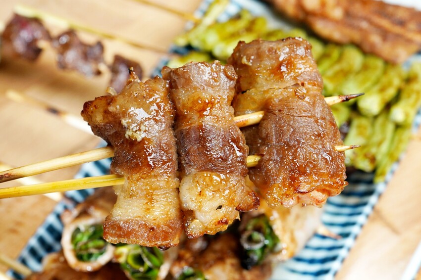 台中市西屯區在龍貓彩繪巴士裡也能大口吃串燒!營業至凌晨2點夜貓子最愛,還有各式炒食、炸物與鍋物