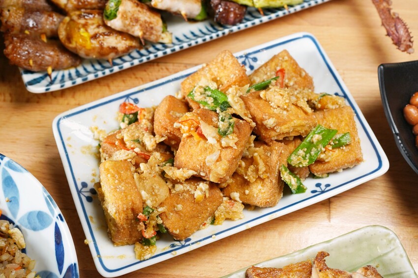 台中市西屯區在龍貓彩繪巴士裡也能大口吃串燒!營業至凌晨2點夜貓子最愛,還有各式炒食、炸物與鍋物