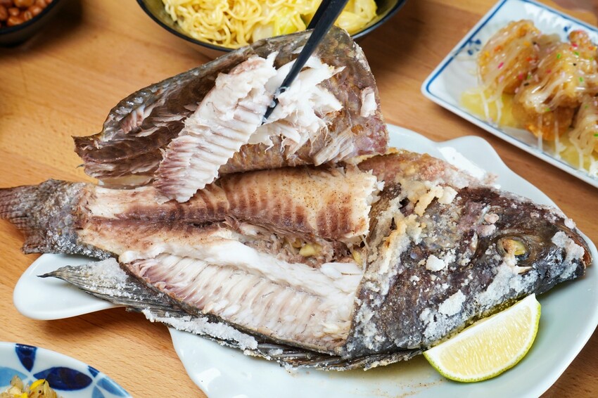 台中市西屯區在龍貓彩繪巴士裡也能大口吃串燒!營業至凌晨2點夜貓子最愛,還有各式炒食、炸物與鍋物