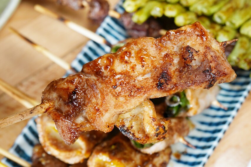 台中市西屯區在龍貓彩繪巴士裡也能大口吃串燒!營業至凌晨2點夜貓子最愛,還有各式炒食、炸物與鍋物