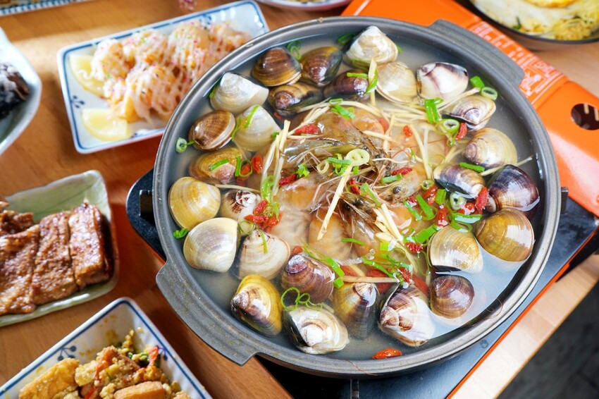 台中市西屯區在龍貓彩繪巴士裡也能大口吃串燒!營業至凌晨2點夜貓子最愛,還有各式炒食、炸物與鍋物