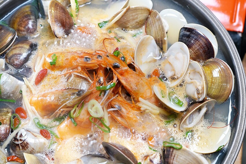 台中市西屯區在龍貓彩繪巴士裡也能大口吃串燒!營業至凌晨2點夜貓子最愛,還有各式炒食、炸物與鍋物