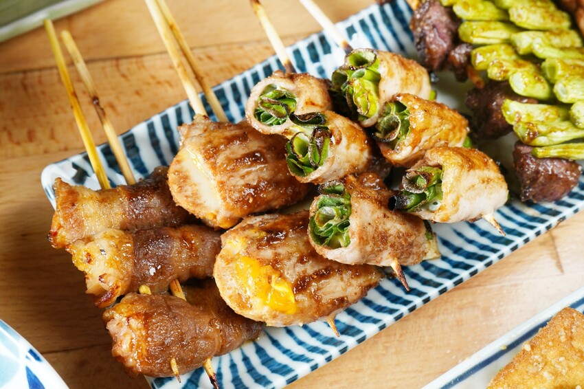 台中市西屯區在龍貓彩繪巴士裡也能大口吃串燒!營業至凌晨2點夜貓子最愛,還有各式炒食、炸物與鍋物