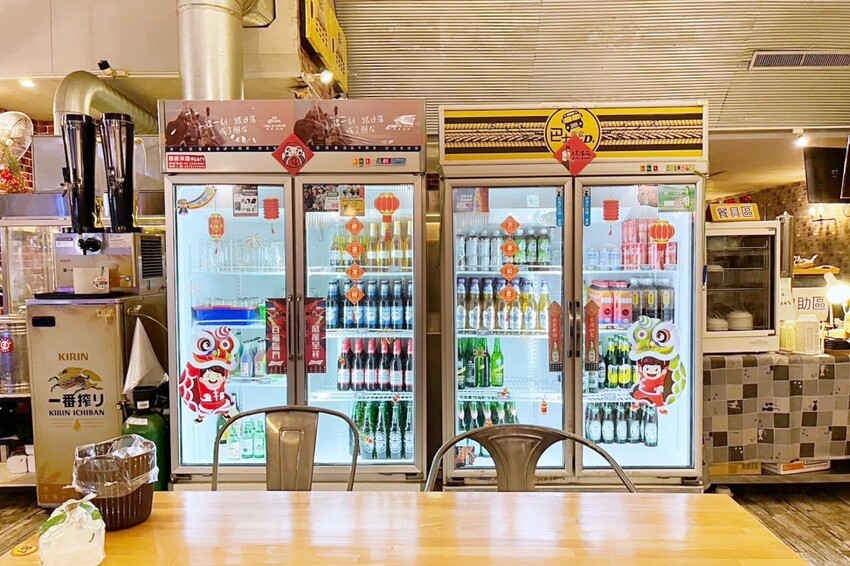 台中市西屯區在龍貓彩繪巴士裡也能大口吃串燒!營業至凌晨2點夜貓子最愛,還有各式炒食、炸物與鍋物