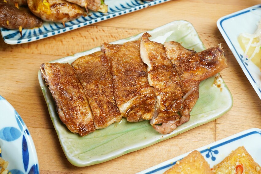 台中市西屯區在龍貓彩繪巴士裡也能大口吃串燒!營業至凌晨2點夜貓子最愛,還有各式炒食、炸物與鍋物