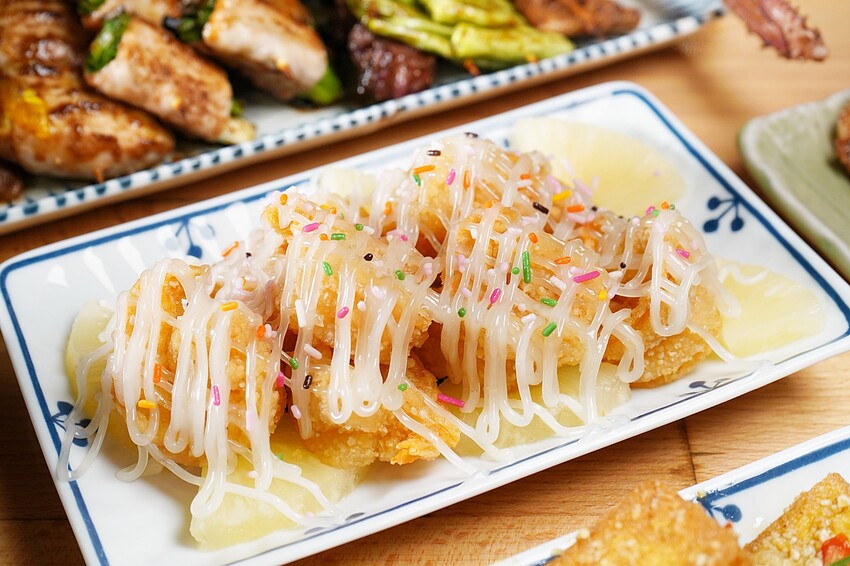 台中市西屯區在龍貓彩繪巴士裡也能大口吃串燒!營業至凌晨2點夜貓子最愛,還有各式炒食、炸物與鍋物