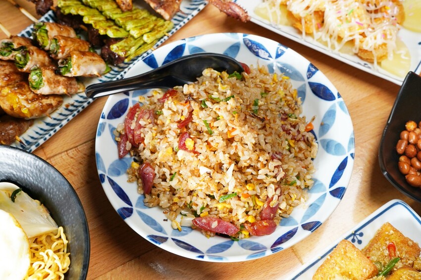 台中市西屯區在龍貓彩繪巴士裡也能大口吃串燒!營業至凌晨2點夜貓子最愛,還有各式炒食、炸物與鍋物