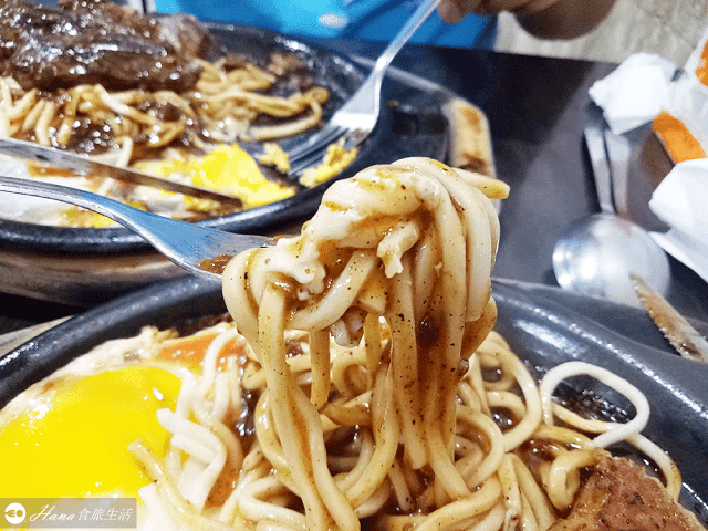 【新北三重】牛脾氣牛排館 | 中華路上高CP值平價牛排 肉質不錯 排餐附酥皮濃湯、紅茶、冰淇淋無限量供應