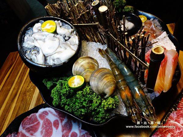 極蜆鍋物:【台北松山火鍋推薦】極蜆鍋物涮涮鍋 上百顆的蛤蠣先蒸再煮滴出純天然ㄟ蜆精 再用精華湯汁煮成的蜆粥!再飽也要吃光光~~