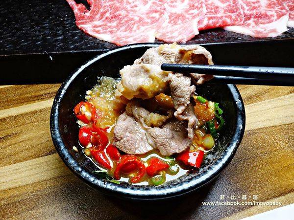 極蜆鍋物:【台北松山火鍋推薦】極蜆鍋物涮涮鍋 上百顆的蛤蠣先蒸再煮滴出純天然ㄟ蜆精 再用精華湯汁煮成的蜆粥!再飽也要吃光光~~