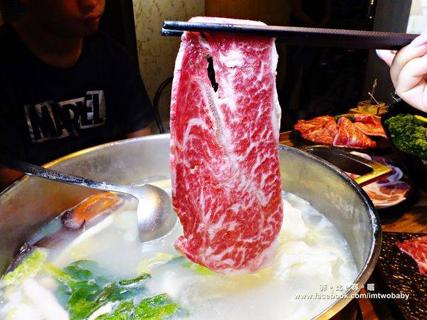 極蜆鍋物:【台北松山火鍋推薦】極蜆鍋物涮涮鍋 上百顆的蛤蠣先蒸再煮滴出純天然ㄟ蜆精 再用精華湯汁煮成的蜆粥!再飽也要吃光光~~