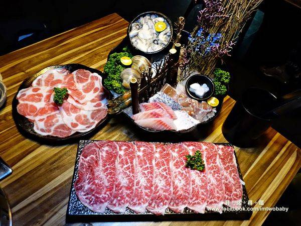 極蜆鍋物:【台北松山火鍋推薦】極蜆鍋物涮涮鍋 上百顆的蛤蠣先蒸再煮滴出純天然ㄟ蜆精 再用精華湯汁煮成的蜆粥!再飽也要吃光光~~