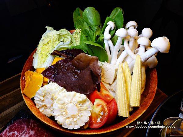 極蜆鍋物:【台北松山火鍋推薦】極蜆鍋物涮涮鍋 上百顆的蛤蠣先蒸再煮滴出純天然ㄟ蜆精 再用精華湯汁煮成的蜆粥!再飽也要吃光光~~