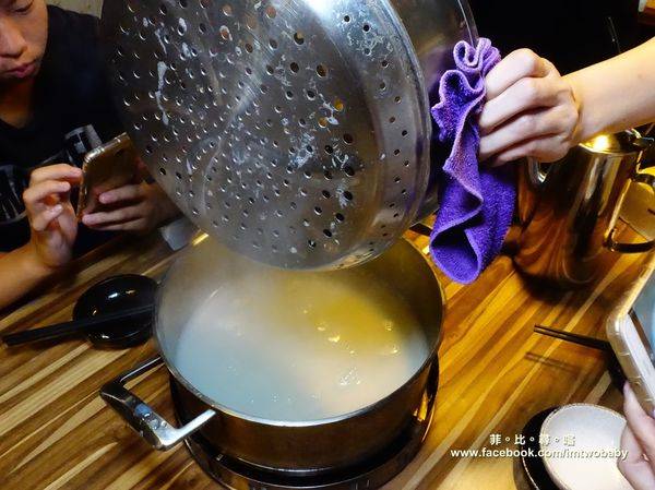 極蜆鍋物:【台北松山火鍋推薦】極蜆鍋物涮涮鍋 上百顆的蛤蠣先蒸再煮滴出純天然ㄟ蜆精 再用精華湯汁煮成的蜆粥!再飽也要吃光光~~