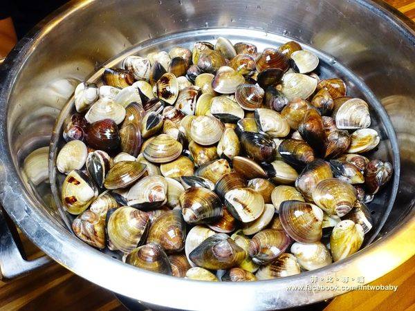 極蜆鍋物:【台北松山火鍋推薦】極蜆鍋物涮涮鍋 上百顆的蛤蠣先蒸再煮滴出純天然ㄟ蜆精 再用精華湯汁煮成的蜆粥!再飽也要吃光光~~