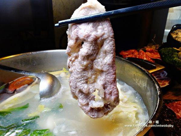 極蜆鍋物:【台北松山火鍋推薦】極蜆鍋物涮涮鍋 上百顆的蛤蠣先蒸再煮滴出純天然ㄟ蜆精 再用精華湯汁煮成的蜆粥!再飽也要吃光光~~