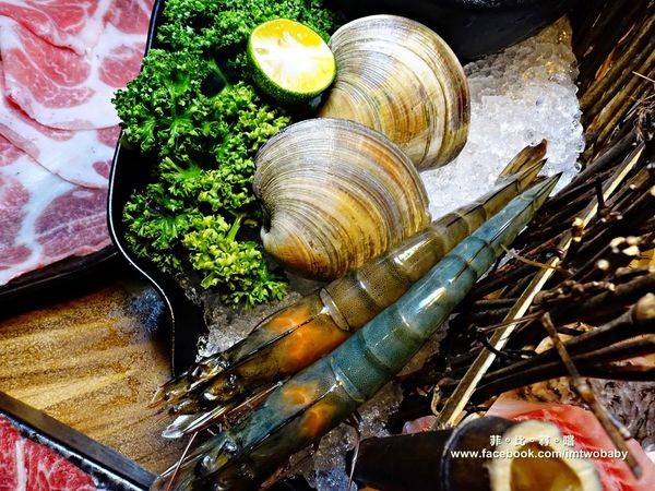 極蜆鍋物:【台北松山火鍋推薦】極蜆鍋物涮涮鍋 上百顆的蛤蠣先蒸再煮滴出純天然ㄟ蜆精 再用精華湯汁煮成的蜆粥!再飽也要吃光光~~