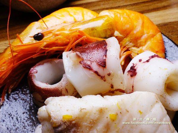 極蜆鍋物:【台北松山火鍋推薦】極蜆鍋物涮涮鍋 上百顆的蛤蠣先蒸再煮滴出純天然ㄟ蜆精 再用精華湯汁煮成的蜆粥!再飽也要吃光光~~