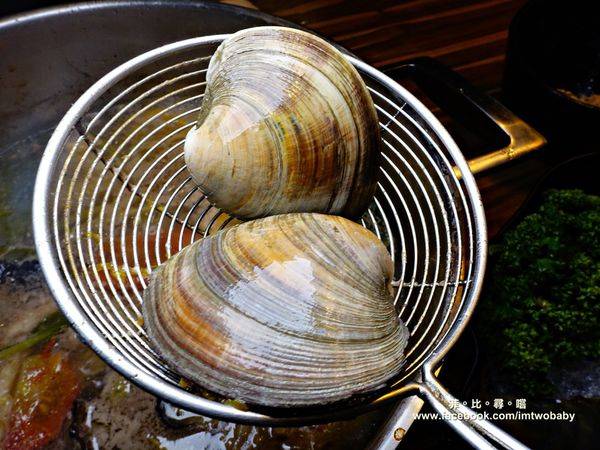 極蜆鍋物:【台北松山火鍋推薦】極蜆鍋物涮涮鍋 上百顆的蛤蠣先蒸再煮滴出純天然ㄟ蜆精 再用精華湯汁煮成的蜆粥!再飽也要吃光光~~