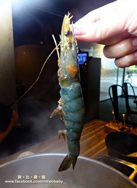 極蜆鍋物:【台北松山火鍋推薦】極蜆鍋物涮涮鍋 上百顆的蛤蠣先蒸再煮滴出純天然ㄟ蜆精 再用精華湯汁煮成的蜆粥!再飽也要吃光光~~