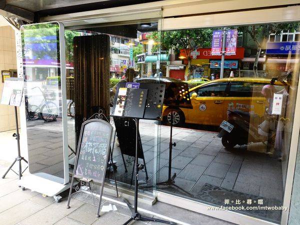 極蜆鍋物:【台北松山火鍋推薦】極蜆鍋物涮涮鍋 上百顆的蛤蠣先蒸再煮滴出純天然ㄟ蜆精 再用精華湯汁煮成的蜆粥!再飽也要吃光光~~