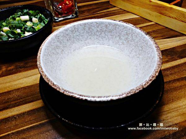 極蜆鍋物:【台北松山火鍋推薦】極蜆鍋物涮涮鍋 上百顆的蛤蠣先蒸再煮滴出純天然ㄟ蜆精 再用精華湯汁煮成的蜆粥!再飽也要吃光光~~