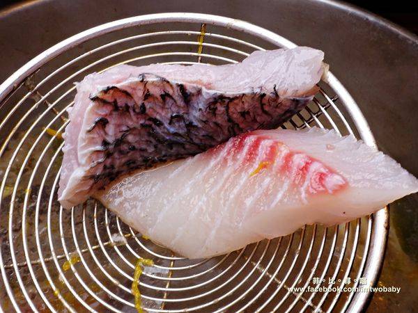 極蜆鍋物:【台北松山火鍋推薦】極蜆鍋物涮涮鍋 上百顆的蛤蠣先蒸再煮滴出純天然ㄟ蜆精 再用精華湯汁煮成的蜆粥!再飽也要吃光光~~