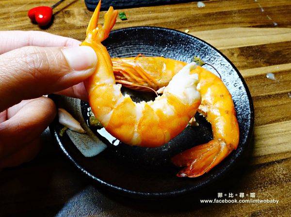 極蜆鍋物:【台北松山火鍋推薦】極蜆鍋物涮涮鍋 上百顆的蛤蠣先蒸再煮滴出純天然ㄟ蜆精 再用精華湯汁煮成的蜆粥!再飽也要吃光光~~