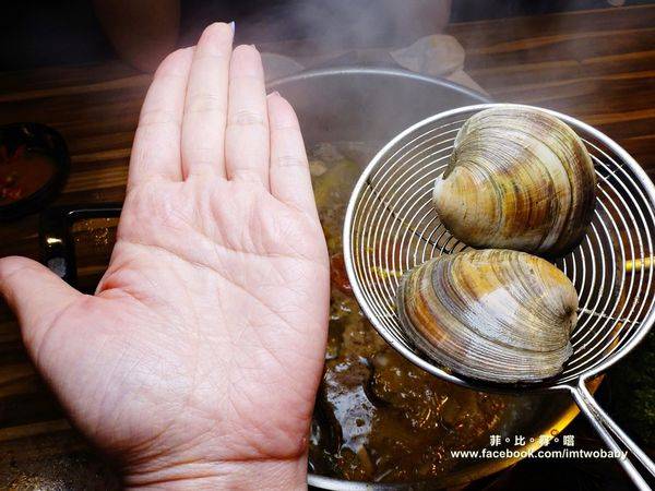 極蜆鍋物:【台北松山火鍋推薦】極蜆鍋物涮涮鍋 上百顆的蛤蠣先蒸再煮滴出純天然ㄟ蜆精 再用精華湯汁煮成的蜆粥!再飽也要吃光光~~