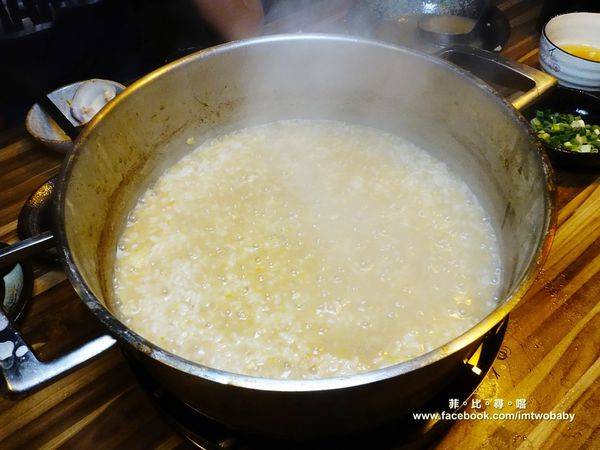 極蜆鍋物:【台北松山火鍋推薦】極蜆鍋物涮涮鍋 上百顆的蛤蠣先蒸再煮滴出純天然ㄟ蜆精 再用精華湯汁煮成的蜆粥!再飽也要吃光光~~