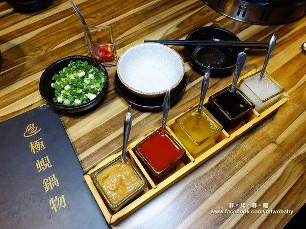 極蜆鍋物:【台北松山火鍋推薦】極蜆鍋物涮涮鍋 上百顆的蛤蠣先蒸再煮滴出純天然ㄟ蜆精 再用精華湯汁煮成的蜆粥!再飽也要吃光光~~