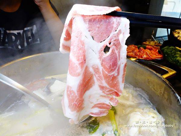 極蜆鍋物:【台北松山火鍋推薦】極蜆鍋物涮涮鍋 上百顆的蛤蠣先蒸再煮滴出純天然ㄟ蜆精 再用精華湯汁煮成的蜆粥!再飽也要吃光光~~