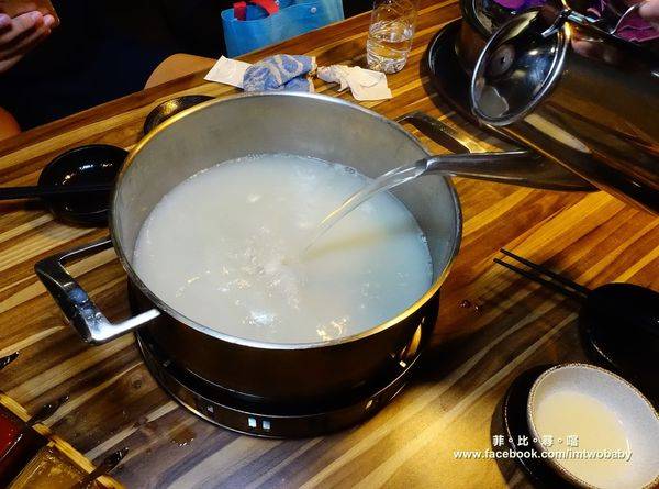 極蜆鍋物:【台北松山火鍋推薦】極蜆鍋物涮涮鍋 上百顆的蛤蠣先蒸再煮滴出純天然ㄟ蜆精 再用精華湯汁煮成的蜆粥!再飽也要吃光光~~