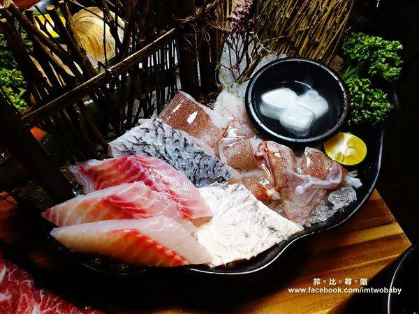 極蜆鍋物:【台北松山火鍋推薦】極蜆鍋物涮涮鍋 上百顆的蛤蠣先蒸再煮滴出純天然ㄟ蜆精 再用精華湯汁煮成的蜆粥!再飽也要吃光光~~